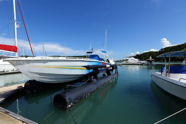 Mnoho Luxusní Jachty Plují Křišťálově Čisté Moře Marina Bay Club — Stock fotografie