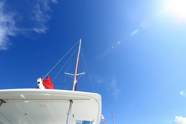 Lüks Yatlar Çatısı Marina Körfezi Kulübü Nün Rıhtımında Mavi Gökyüzü — Stok fotoğraf