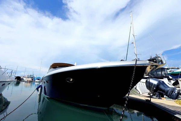 Muchos Yates Lujo Flotan Mar Cristalino Marina Bay Club Caro — Foto de Stock