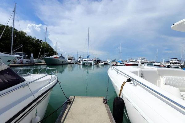 Muchos Yates Lujo Flotan Mar Cristal Bay Club Caro Barco — Foto de Stock