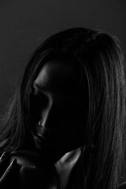 Sadece bronz tenli Asyalı kadın siyah düz saçlı arka plan, soyut düşük pozlama kontrast, metin logosu için fotokopi alanı, kırık kalp yalnız kız ağlayabilir.