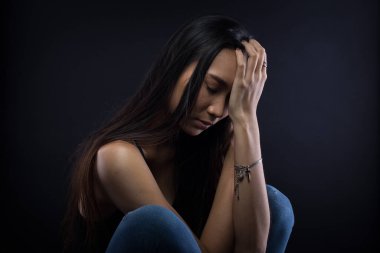 Sadece bronz tenli Asyalı kadın siyah düz saçlı arka plan, soyut düşük pozlama kontrast, metin logosu için fotokopi alanı, kırık kalp yalnız kız ağlayabilir.