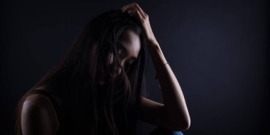 Sadece bronz tenli Asyalı kadın siyah düz saçlı arka plan, soyut düşük pozlama kontrast, metin logosu için fotokopi alanı, kırık kalp yalnız kız ağlayabilir.