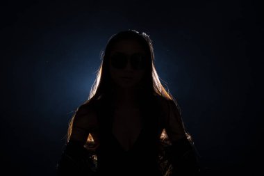 Beyaz dumanlı bronz tenli Asyalı kadın koyu arkaplanda yoğun kabarık tüylü sisli düz saçlı, soyut düşük pozlu kontrast, metin logosu için kopya alanı, kırık kalpli yalnız kız ağlayabilir.