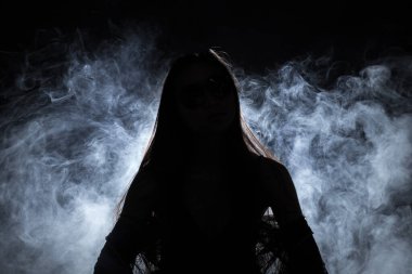 Beyaz dumanlı bronz tenli Asyalı kadın siyah düz saçlı, arka plandan gelen ışık, soyut düşük pozlama kontrast, metin logosu için kopyalama alanı, kırık kalpli yalnız kız ağlayabilir.