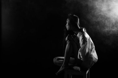 Beyaz dumanlı bronz tenli Asyalı kadın siyah düz saçlı, iş gömlekli, soyut düşük pozlama kontrast, metin logosu için fotokopi alanı, kırık kalp yalnız kız ağlayabilir