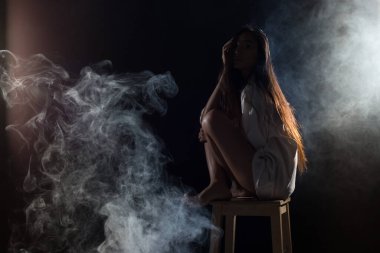 Beyaz dumanlı bronz tenli Asyalı kadın siyah düz saçlı, iş gömlekli, soyut düşük pozlama kontrast, metin logosu için fotokopi alanı, kırık kalp yalnız kız ağlayabilir