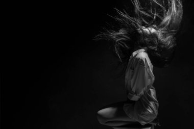 Beyaz dumanlı bronz tenli Asyalı kadın koyu arkaplanda yoğun kabarık tüylü sisli düz saçlı, soyut düşük pozlu kontrast, metin logosu için kopya alanı, kırık kalpli yalnız kız ağlayabilir.