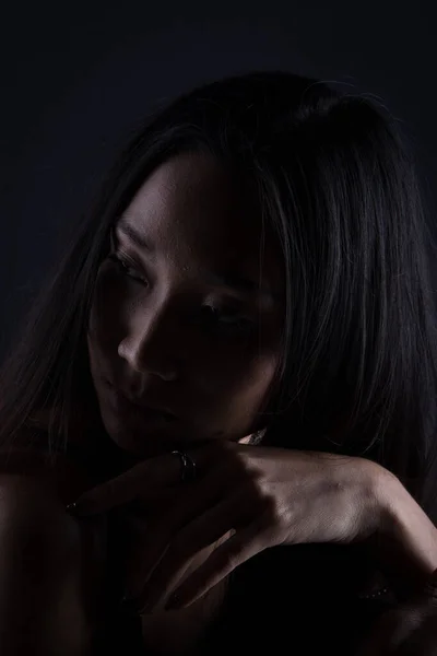 Голова Выстрелил Загорелая Кожа Азиатская Женщина Черные Прямые Волосы Темный — стоковое фото