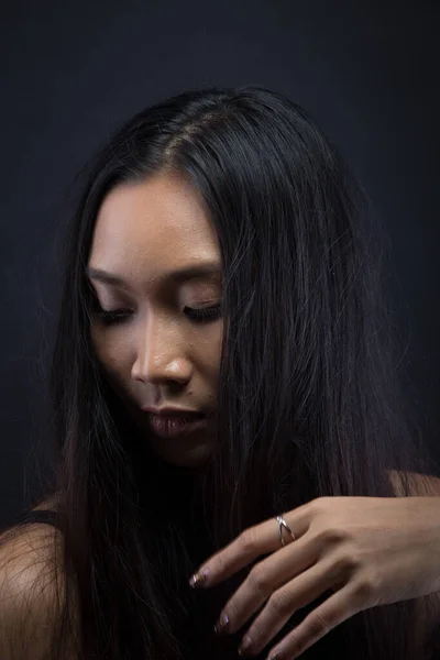 Tiro Cabeza Solo Tan Skin Asian Woman Negro Pelo Liso — Foto de Stock