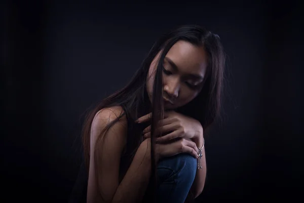 Sadece Bronz Tenli Asyalı Kadın Siyah Düz Saçlı Arka Plan — Stok fotoğraf