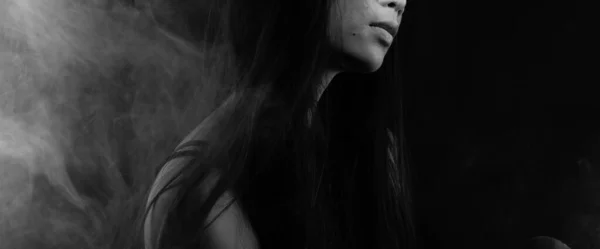 Білий Дим Тан Скін Азійська Жінка Чорне Пряме Волосся Темному — стокове фото