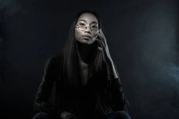 Vit Rök Tan Skin Asiatisk Kvinna Svart Rakt Hår Med — Stockfoto