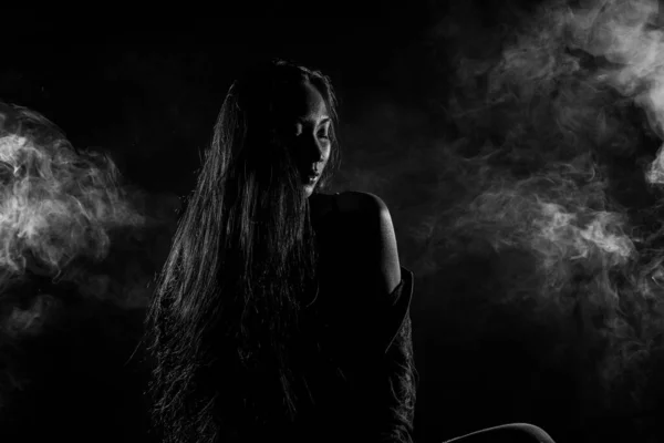 White Smoke Tan Skin Asian Woman Cheveux Raides Noirs Avec — Photo