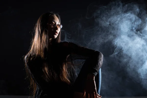 White Smoke Tan Skin Asian Woman Zwart Recht Haar Met — Stockfoto