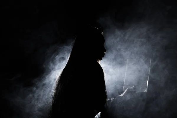 Biały Dym Opalenizna Skóra Azji Kobieta Czarny Proste Włosy Lustrem — Zdjęcie stockowe