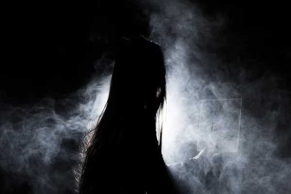 White Smoke Tan Skin Asian Woman Черные Прямые Волосы Пушистыми — стоковое фото