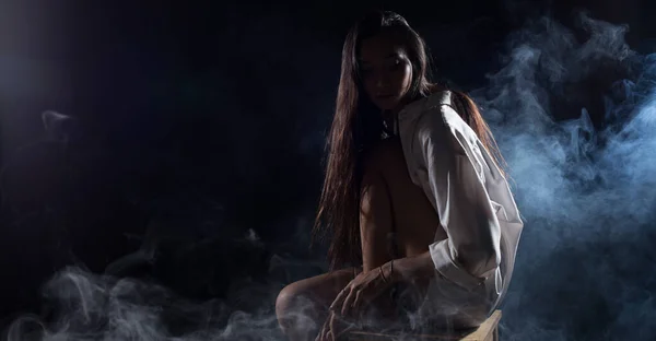 White Smoke Tan Skin Asian Woman Svart Rakt Hår Med — Stockfoto