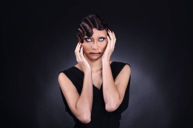 Korkunç Cadı Hayalet Hikayesi 'ndeki Asyalı cadı görünüşü, beyaz gözler ağız kesimi, siyah dalgalar ıslak saçlar, stüdyo ışıkları koyu arka plan.