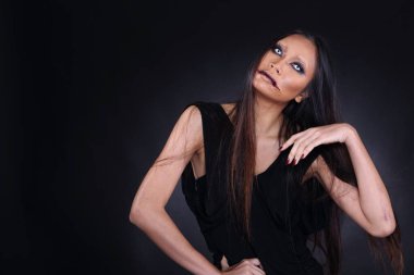 Korkunç Cadı Hayalet Hikayesi 'ndeki Asyalı kadın. Bak, beyaz göz, ağız kesiği. Uzun saç, stüdyo ışıkları koyu arka plan fotokopi alanı.