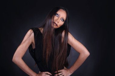 Korkunç Cadı Hayalet Hikayesi 'ndeki Asyalı kadın. Bak, beyaz göz, ağız kesiği. Uzun saç, stüdyo ışıkları koyu arka plan fotokopi alanı.