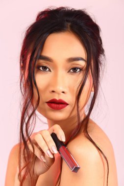 Güzel Asyalı düz siyah saçlı kadın açık omuzlu, makyajlı, stüdyo ışıklandırmalı beyaz arka plan izole fotokopi alanı, Mount yakınlarında mevcut satış sıvısı ruj macunu parlatıcısı.
