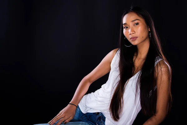 Mooi Aziatisch Lang Rechte Zwart Haar Bruin Huid Vrouw Wit — Stockfoto