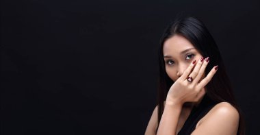 Siyah arka planda Güzellik Moda Cazibesi Asyalı Kız Portresi. Eski tarz takı takan kız. Güzel, uzun düz saç stili ve mükemmel makyaj. Seksi Kızıl Dudaklar. Elmas kalp şekli Yüzük.