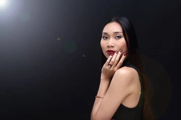 在黑色背景之上的美丽时尚魅力亚洲女孩的肖像 古色古香 穿着珠宝的女孩 美丽的长长的直发和完美的化妆 性感的红唇 钻石心形戒指 — 图库照片