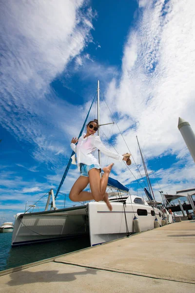 Beautiful Mix Race Tanned Skin Woman High Jump Luxury Yachts — Φωτογραφία Αρχείου