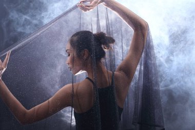 Beyaz Duman Bronzlaşmış Asyalı Kadın koyu renk dudak, koyu Beyaz Duman ve Sis 'in Yoğun Kabarık Kabarık Duman ve Siyah Duman Duman, Soyut Duman Bulutları, ve yüksek düşük çözünürlüklü kontrast, metin logosu için kopya alanı