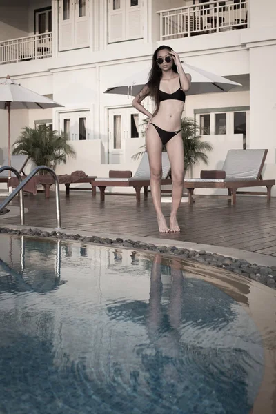 Hermosa Piel Bronceada Slim Asian Girl Mujer Bikini Negro Moda — Foto de Stock