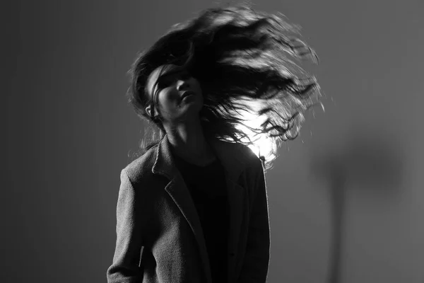 Niski Kluczowy Portret Szczupłej Zdrowej Kobiety Mgłą Światłem Tyłu Seksowna — Zdjęcie stockowe
