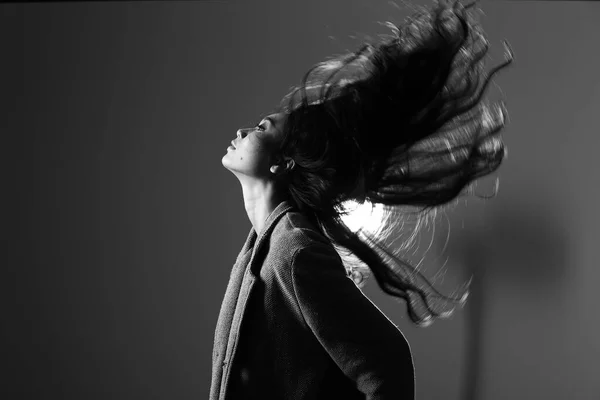 Low Key Portret Van Slanke Gezonde Vrouw Met Mist Licht — Stockfoto