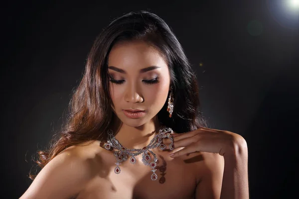 Hermosa Mujer Con Collar Del Babero Del Diamante Para Sorpresa — Foto de Stock