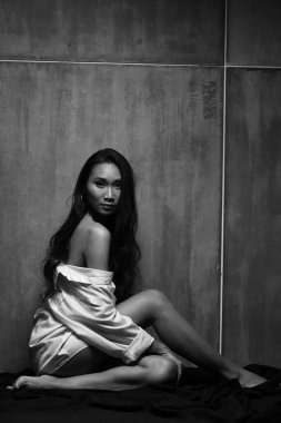 Güzel Asyalı Uzun düz siyah saçlı beyaz erkek gömlekli kadın, yüksek seksi moda makyaj yüz, konsept uyan sabah yatak odası tarzında