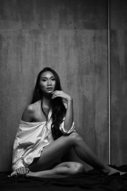 Güzel Asyalı Uzun düz siyah saçlı beyaz erkek gömlekli kadın, yüksek seksi moda makyaj yüz, konsept uyan sabah yatak odası tarzında