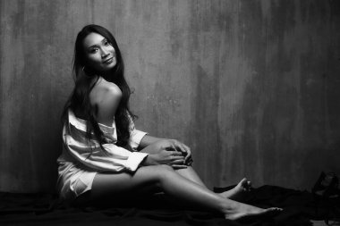 Güzel Asyalı Uzun düz siyah saçlı beyaz erkek gömlekli kadın, yüksek seksi moda makyaj yüz, konsept uyan sabah yatak odası tarzında