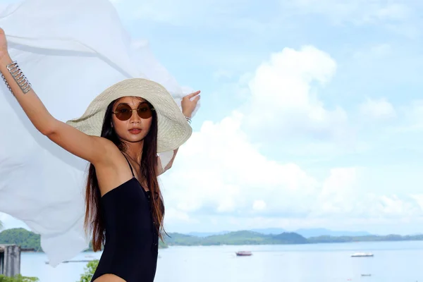 Mix Race Tanned Skin Woman Big Hat Black Swimsuit Sunglasses — Stock Photo, Image