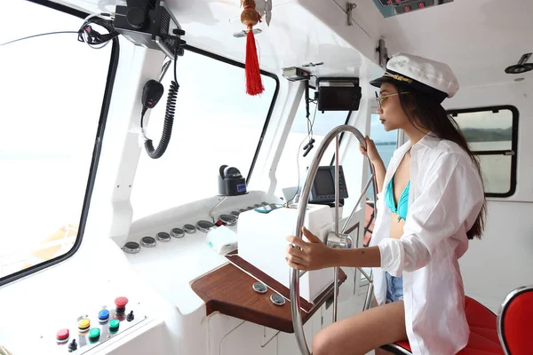 Asian Beautiful Captain Lady Bikini Hat Control Navio Steer Function — Fotografia de Stock