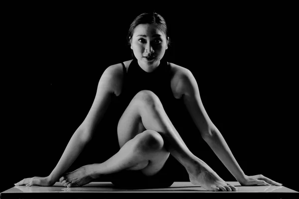 Kvinna Försöker Spela Yoga Med Armar Ben Och Knän Svart — Stockfoto