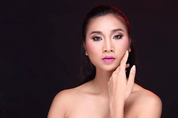 年轻美丽的亚洲女人 皮肤洁白清新 有时尚的妆容 双手放在脸上 吸引人的口红颜色 黑色背景 复制空间为文字 — 图库照片