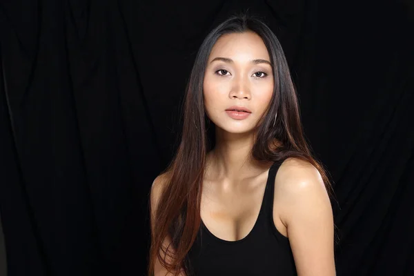 美しいアジアの長いストレート黒髪日焼け肌の女性で黒のドレススリム ファッションメイク スタジオ照明白い背景隔離されたコピースペース 肖像画の半分の体 — ストック写真