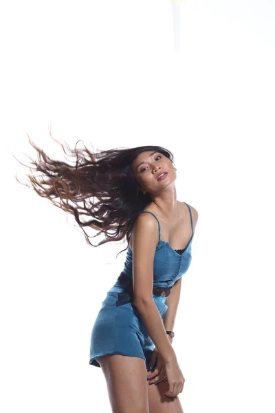 Portret Opalonej Skóry Sexy Asian Woman Niebieskiej Sukience Rzucając Jej — Zdjęcie stockowe