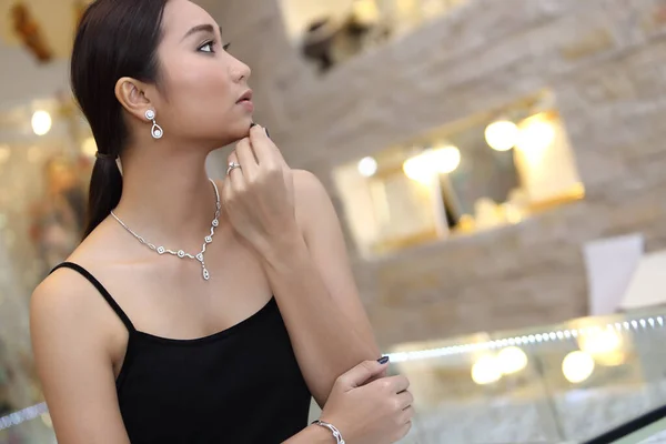 Nahaufnahme Mode Porträt Von Diamantring Halskette Armband Ohrringe Sinnliche Gebräunte — Stockfoto