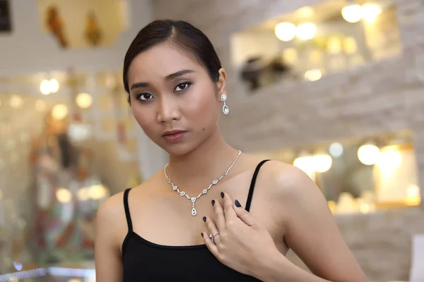 Close Fashion Portrait Diamond Ring Necklace Blacelet Earrings Sensual Tan — Stock Photo, Image