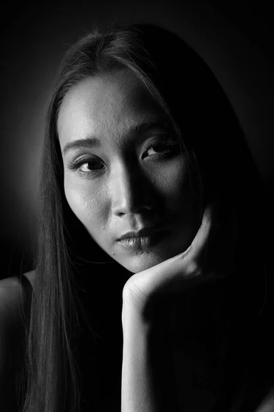 Портрет Slim Asian Woman Чорне Пряме Волосся Абстрактна Висока Низька — стокове фото