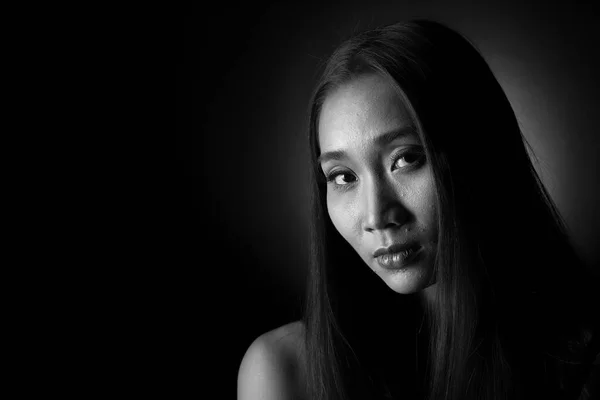 Portret Szczupłej Azjatki Czarne Włosy Proste Streszczenie Wysoki Niski Kontrast — Zdjęcie stockowe