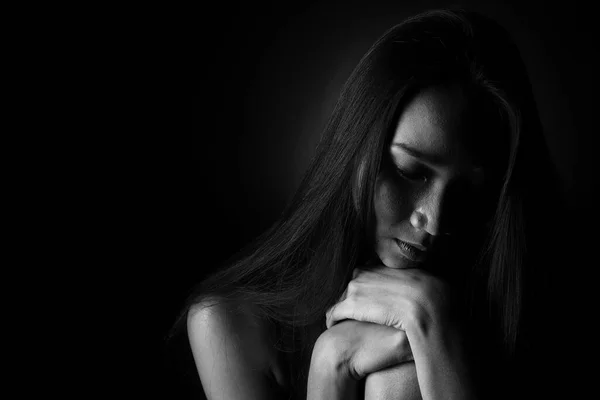 Slim Asian Woman 'ın portresi, siyah düz saçlar, soyut düşük pozlama kontrast gölge, kırık kalp yalnız kadın aşık olduğu için ağlayabilir ve aşkın geri gelmesini bekleyebilir.
