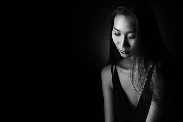 Potret Wanita Asia Slim Rambut Hitam Lurus Abstrak Bayangan Kontras — Stok Foto